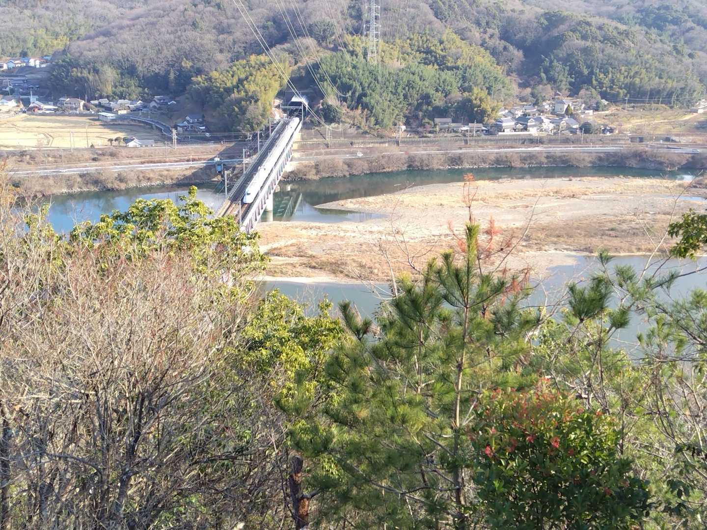 トンネルからでてくる新幹線がよく見える