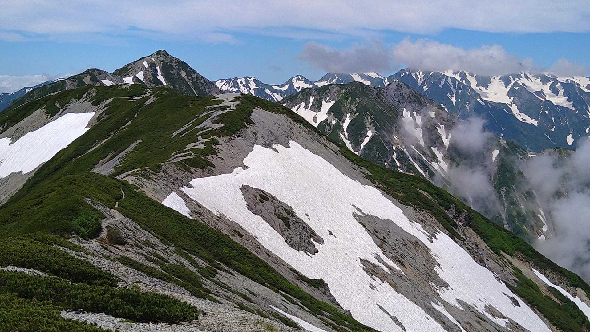 何度も撮ったこの稜線美✨
私には気軽に登れる山ではないので、しっかり目に焼き付けておきます。
蓮華岳、本当にとても素晴らしいお山でした✨

今日は可愛い雷鳥のヒナにも会えましたが、我が家には私達の帰宅をキュンキュン喜ぶオッサンわんこ🐶もいます。
このコの顔を見るまでが私達の山行。
今日も無事に帰ったよ、ただいまー、やまとクン🐶