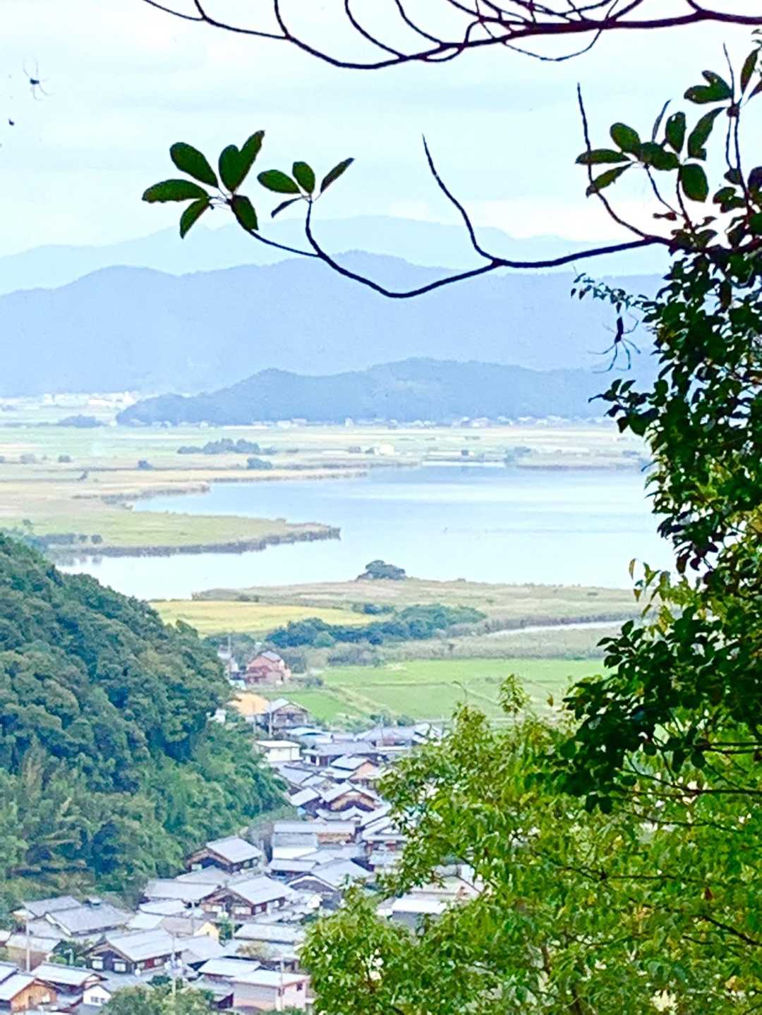 西ノ湖と、安土城跡のある安土山