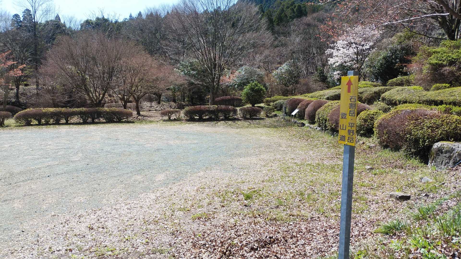 誰もいない駐車場、