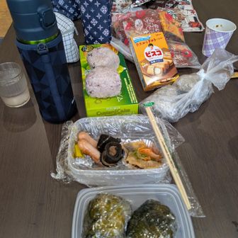 私はいつもの高菜おにぎり🍙とメンバーの持ち寄りいろいろだよ🤭😁☺️