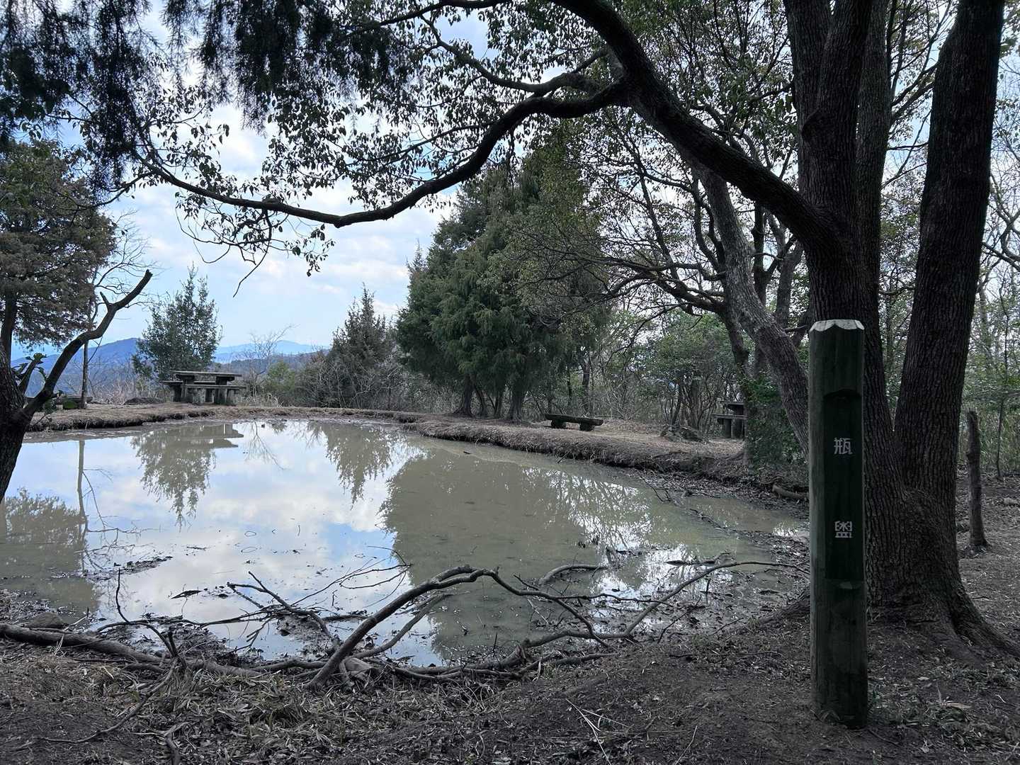 意外と小さかった
30万年前の噴火口だったらしいー

その昔、雨滝城に攻めてきた疲れた兵士達がここへ来て頭の鬢を洗ったのが言われの始まりらしい❗️

今は猪の水飲み場⁉️