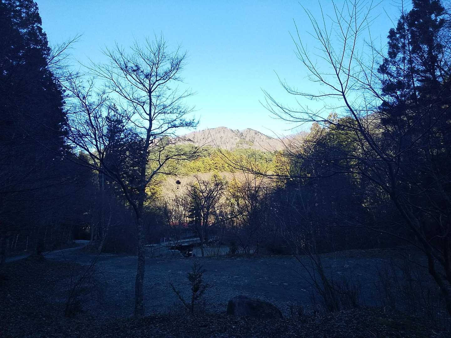 キャンプ場があり、その奥には最初に登った鳥ノ胸山、2つのピークの右側が南峰、これで2座のピーク（ラッキー）