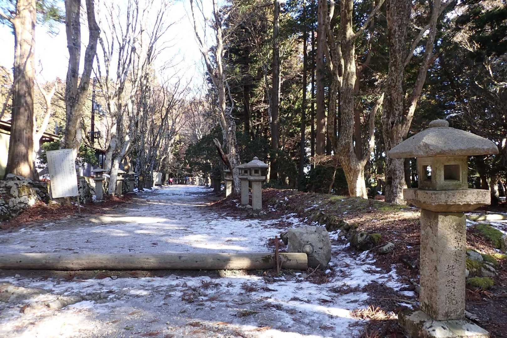 境内はほとんど雪はなく、地面は凍ってました。
気をつけて歩けば滑り止めはいりません。