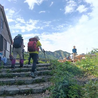 甚之助小屋到着、たくさんの人が休憩中。