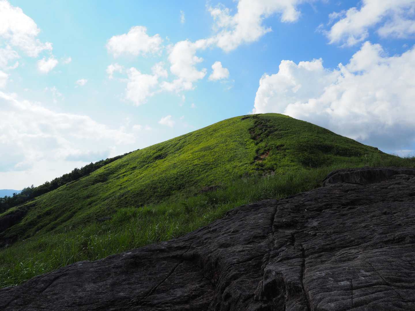 八畳岩に寄り道しました。ここから振り返る山頂の眺めもお気に入りです。
