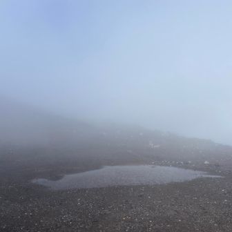 富士山山頂のコノシロ池
剣ヶ峰まで、強い風に吹かれてもみくちゃだぁ〜！