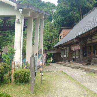 歴史ある温泉寺