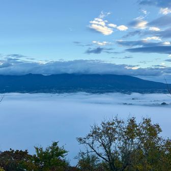 のろし台だった虚空蔵山
浅間山の眺望が良いはずが、今朝はこれが精一杯
雲海の敷布団と厚い掛け布団にはさまれている