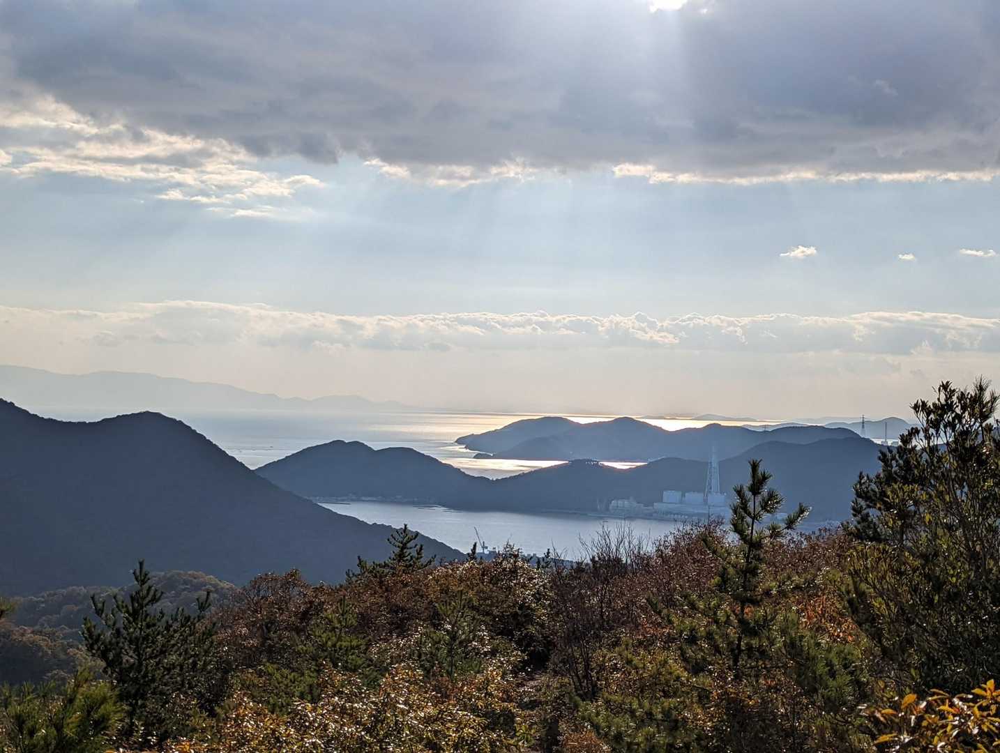 こんな美しい海🌊見たことない🤩　銀色に光り輝いてます。