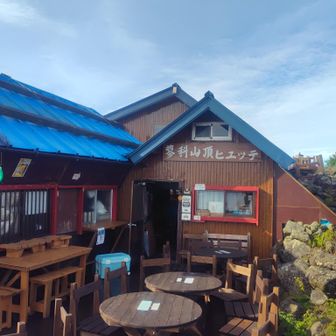 蓼科山頂ヒュッテ。中からピアノの音が聞こえてきました