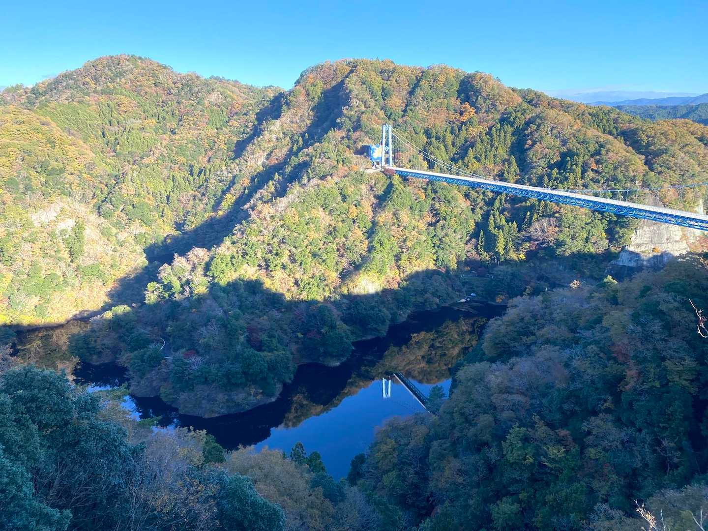 ダム湖にリフレクション大吊橋