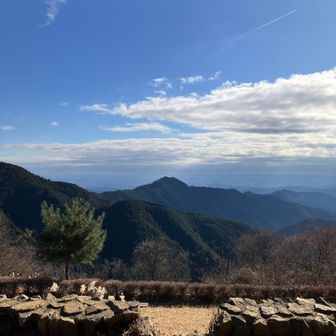 長尾平の先端にある東屋到着。
遠目の雲がより湧いて来ていますね