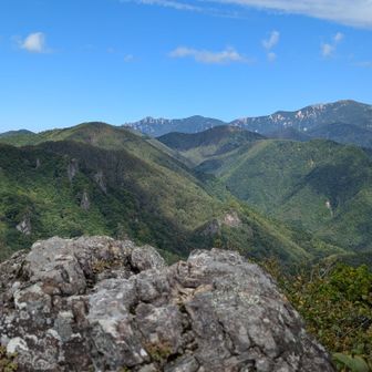 山頂手前の岩場から📸奥に瑞牆山、金峰山を🧐
ここで昼休憩に👆