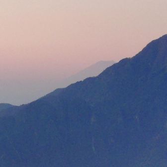 鳳凰三山の左側に富士山がチラリ😅