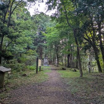 〈大岩山砦跡〉
賤ヶ岳の戦いで討死した中川清秀公（秀吉方）墓所