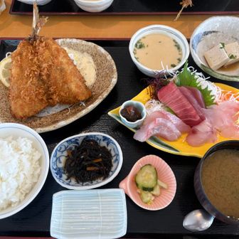 アジフライと刺身の定食　揚げたてサクサクのアジフライ🐟鋸山の漁港で食べたアジフライと同じ位身がふっくらしていて美味しかったです。アジフライに添えてあったタルタルソースも美味しくて、何もつけずにアジを味わった後にソースを付けて、二度楽しめました。それ以外にもお刺身に豆腐に茶碗蒸しにひじきに佃煮にお味噌汁、たくさんのお料理が楽しめて舌も目もお腹も大満足💕
