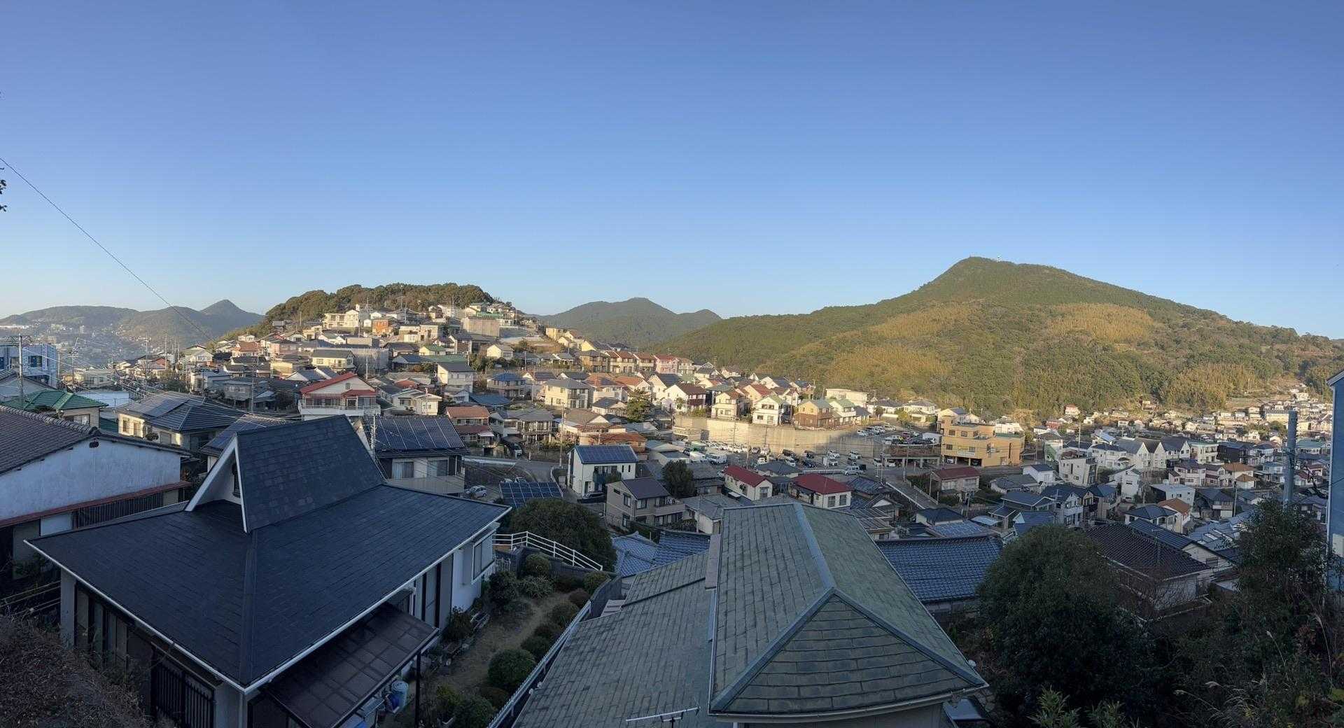 住宅の屋根の向こうに、朝から歩いた山々が一望出来ます。
左から、金比羅山→烽火山→英彦山
そして今から愛宕山と風頭山へ⛰
