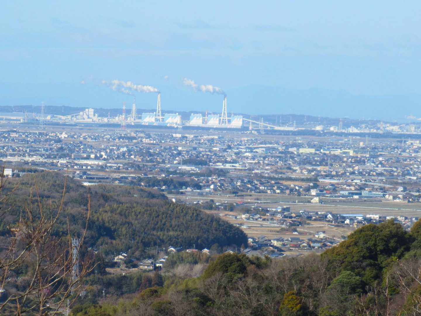 碧南の火力発電所も見える