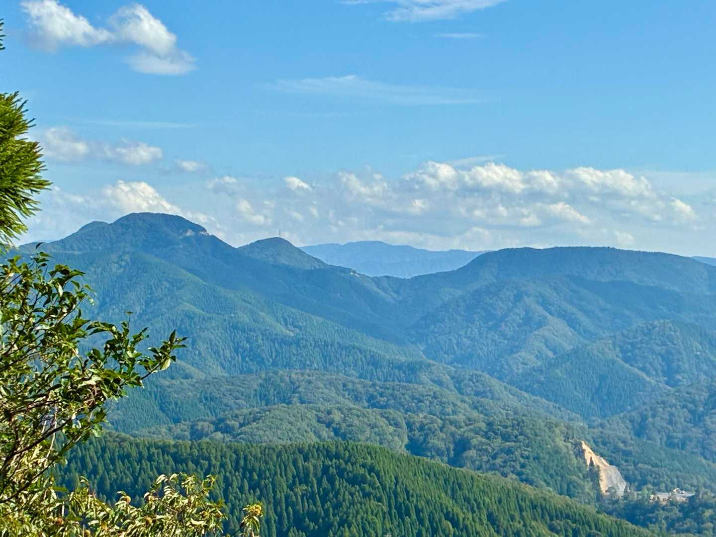 南東側
左側にホノケ山
中央奥は上谷山