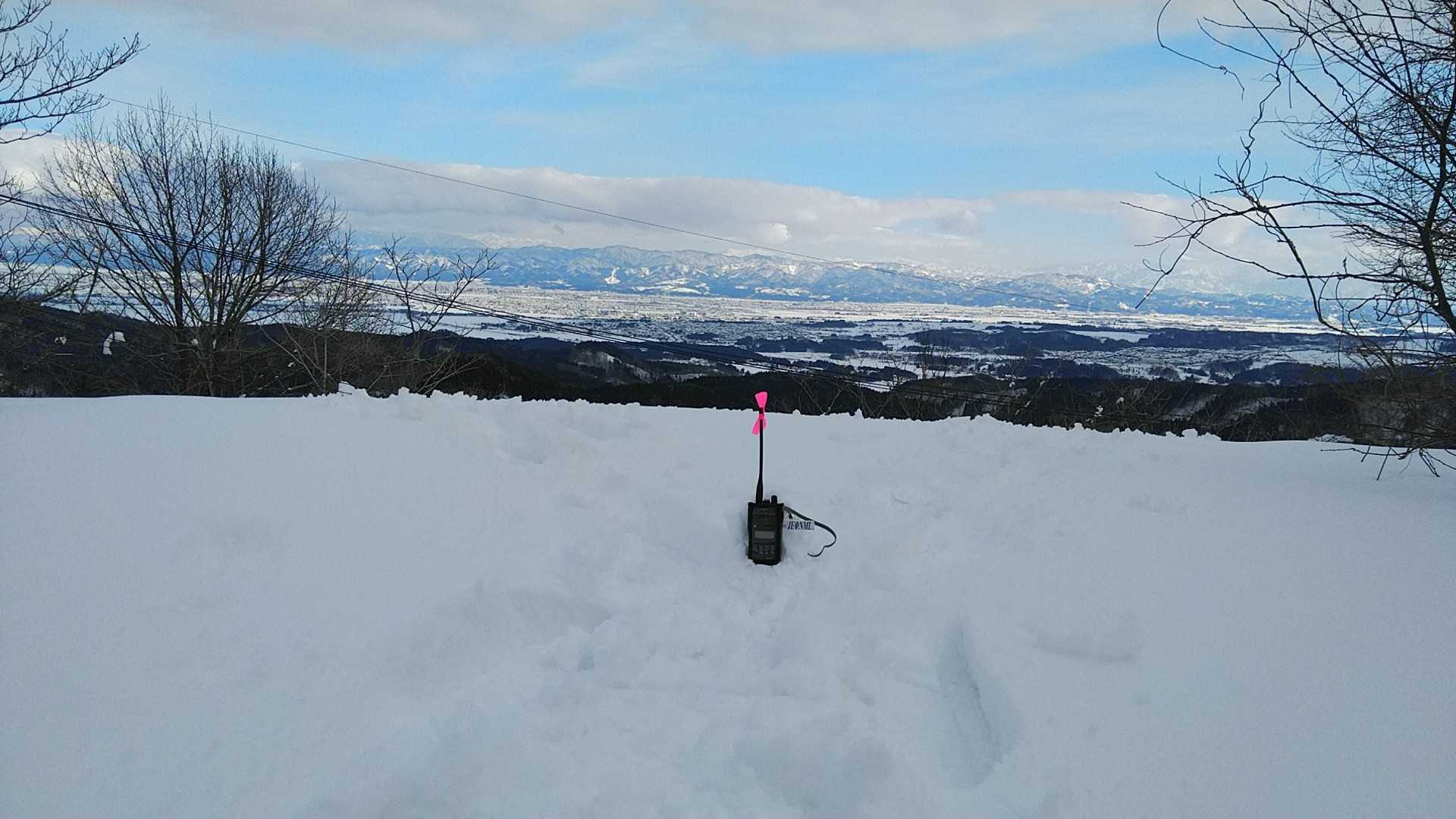 山頂のアマチュア無線機
後ろは長岡市市街地と鋸山(長岡市東山)
一等三角点は雪の下