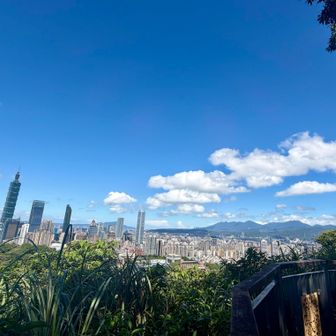 台北101と七星山の辺りが見える