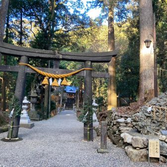行縢神社は、とても立派です。
鳥居の右にある狛犬のような石の集合体は“さざれ石”だそうです。