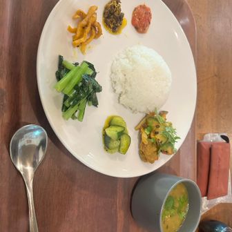 ランチでいただいた本場ネパール仕込みのダルバートです。野菜と塩とスパイスだけでこんなに美味しい料理に。トマトとフェネグリークの優しい香りが癒される。メインの豆スープもツルヤで仕入れたパクチーを添えて爽やかで良かった。何度でも食べたくなるダルバートランチでした。