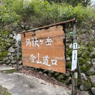 ココお寺前…上がった所に🚻綺麗にお掃除され
キレイに使いましょ‼︎

橋を渡らず道路脇に🅿️有り、利用しました。
（実は橋を渡ってしまい少し探しました😅）