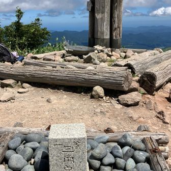 兵庫県最高峰に到着。
平日だからか山頂もハイカーさんおひとりでした。
