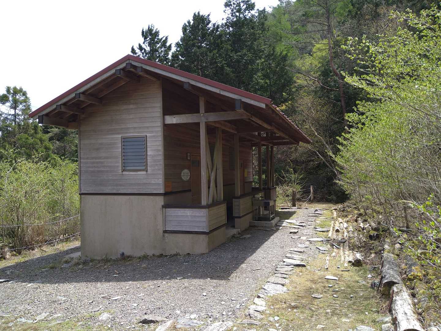 山中のトイレはありがたいですね😊