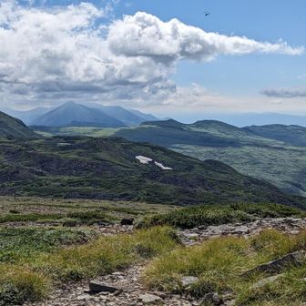 中央やや左に十勝岳連峰。