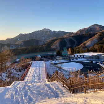 戻って来る事が出来ました＝＝＝＝＝＝＝＝＝＝＝＝＝＝＝＝＝＝＝＝＝＝　


































備忘録
ハーフジップシャツ、ミッドジャケット、アウタージャケット
スリーシーズンパンツ、アウターパンツ
キャップ、ヘルメット、ゲイター
ピッケル、アイゼン（避難小屋から頂上まで）、スノーシュー（頂上から下山まで）
インナー手袋、オープンミント
熊鈴
水500ｍ（250消費）、お湯480ｍ
食料

使用しなかった物
バラクラバ、ニット帽
防寒テムレス
ヘッドランプ
ゴーグル
予備バッテリー

食料不足（腹減り過ぎ）

0408
0710
