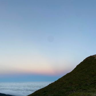 薄明光線っぽい空🌌
朝日岳の紅葉はまだね🍁
（調べてみたらやはり薄明光線現象の一種→反薄明光線でした）