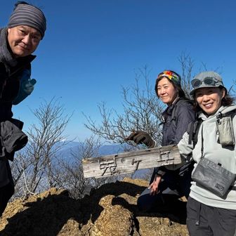 鬼ヶ岳到着、先を進むか、ここで相談。
王岳まで行くとあと4時間ここで下山すると　2時間、キャンプ場でゆっくりしよう〜と満場一致！🍻🍷