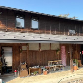手前の建物では手造り陶器を販売しているらしい