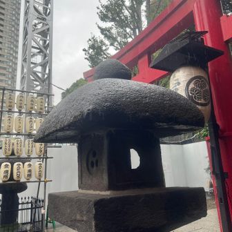 丸みを帯びた傘の石塔。