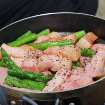 お昼は筍ご飯おにぎり+アスパラベーコン