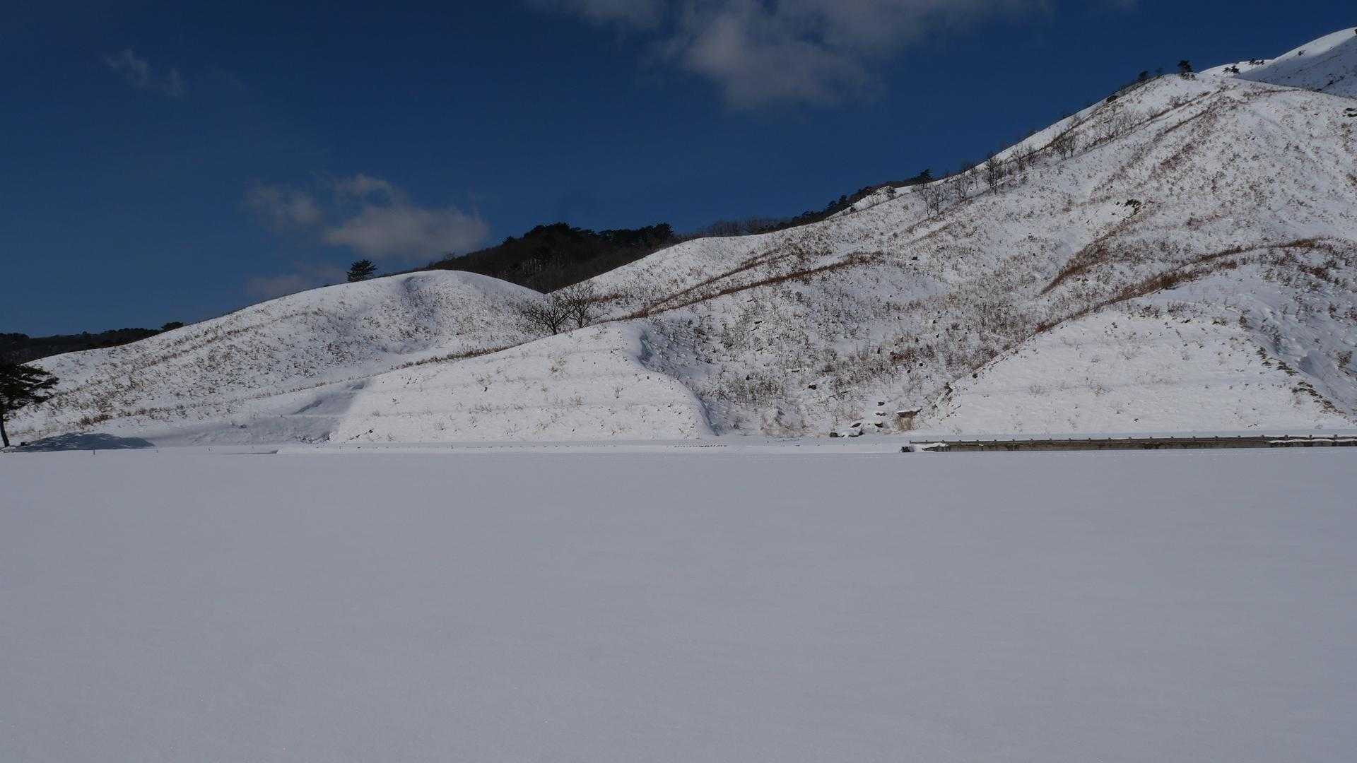 グラウンドに上がってみると見事なまでの雪原。
ええねぇ～💛
踏み入ったら膝ぐらいまでハマるので、ここで念のために背負ってきたスノーシューを装着。さっきチェーンスパイク履いたばかりだったけど・・・
一たびスノーシュー履いたので、もう外しません。
外すのが面倒なのではなく、ザックに括り付けるのが面倒なので。