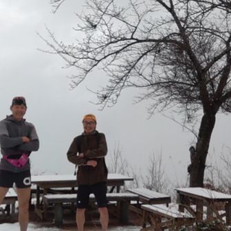 ライバルのMさんと短パンでツーショット‼️下山も一緒に😄途中で雨( ≧∀≦)ノ
