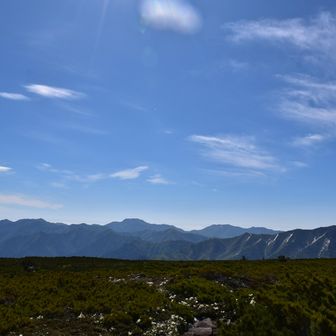 右手前に大きく屏風岳、そしてその奥に武利・武華。