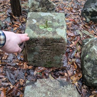 朝熊山山頂の一等三角点にタッチ。