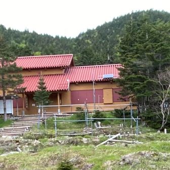 聖平小屋の冬季小屋

2番目の到着　
重たいザックから解放（´▽｀）