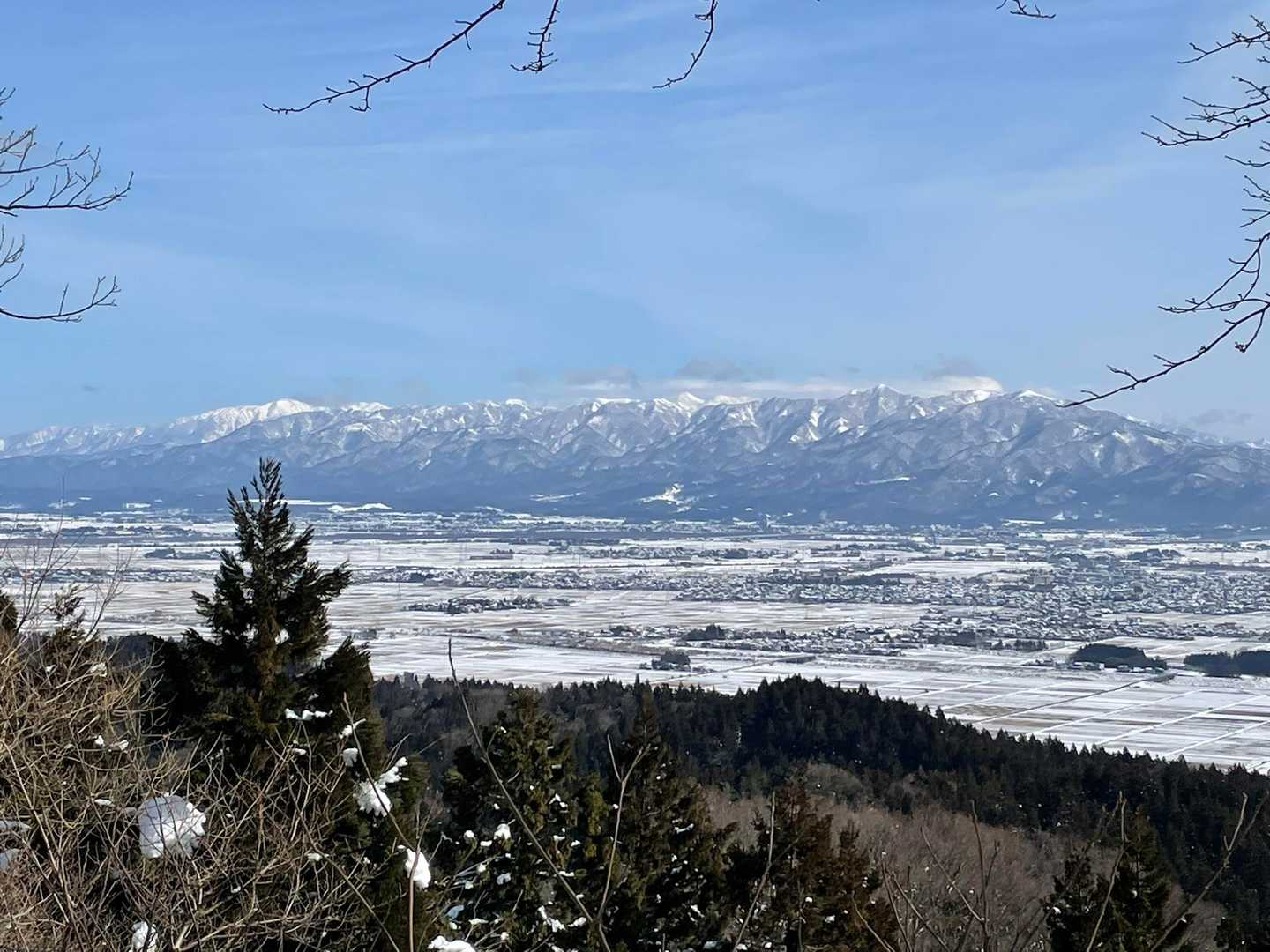 後ろに北股岳