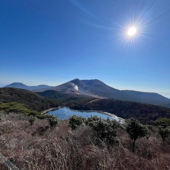 山頂から
霧島連山⛰️と白紫池🔵