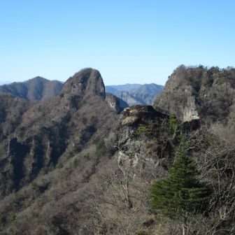 丁須ノ頭から裏妙義。左奥に目指す最高峰谷急山。中央の烏帽子岩、右の赤岩はともに東面(手前側)基部をトラバースしていきます。