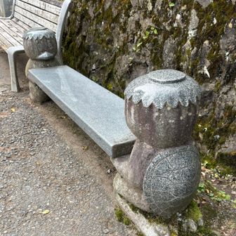 とてもシュールに見えるベンチ😂　なぜカッパ笑　後ろ姿に哀愁が。。