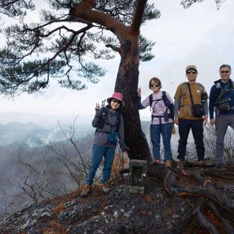 登山者は私達だけでしたが山頂に着くと、下からまるで忍者のようにささっと登って来られた山形からの達人に記念写真を撮って貰いました。