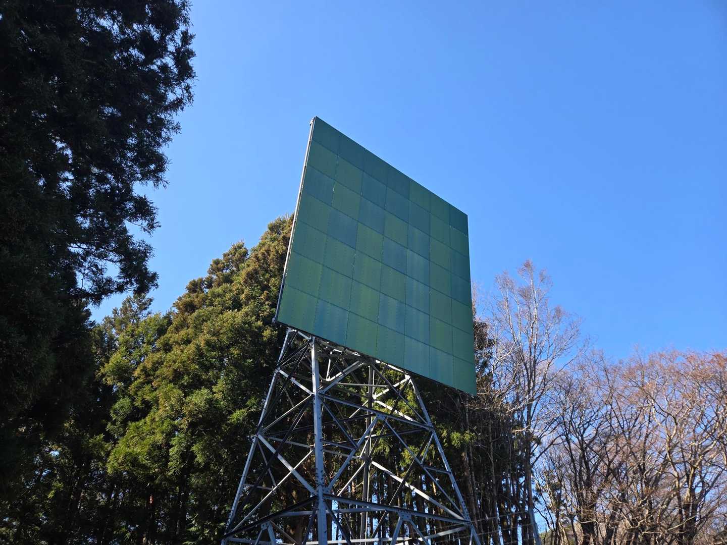 急登の上に反射板