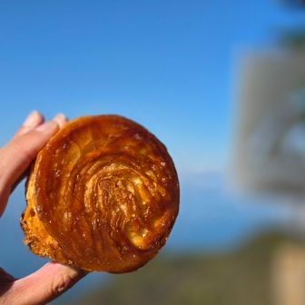 今日のおやつ

ローソン
バター香るクイニーアマン

甘いけど、サクサクでうまうま
昨日のジョブチューンに登場
同じローソンの「とろけるフロマージュ」との勝負で完敗
負けた方を食べたくなる、天邪鬼気質ｗ